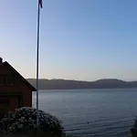 Hjelvikhytta - Flott Beliggenhet Ved Sjoen