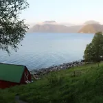 Сasa de vacaciones Hjelvikhytta - Flott Beliggenhet Ved Sjoen