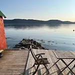 Hjelvikhytta - Flott Beliggenhet Ved Sjoen Hjelvik
