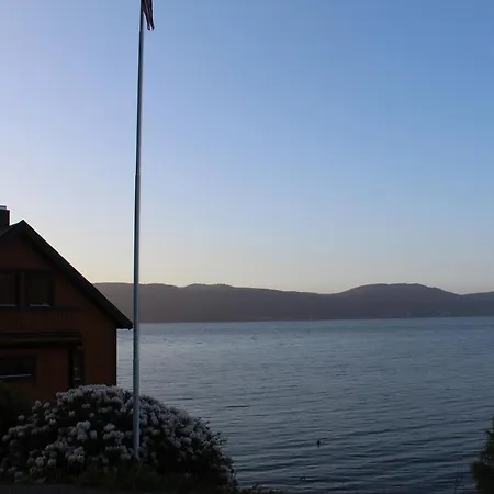 Hjelvikhytta - Flott Beliggenhet Ved Sjoen