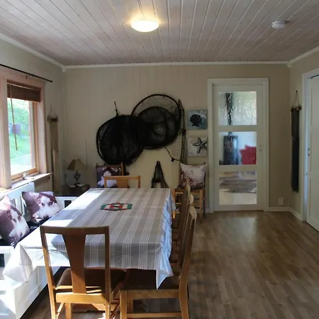 Hjelvikhytta - Flott Beliggenhet Ved Sjoen Holiday home