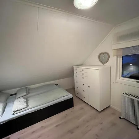 Hjelvikhytta - Flott Beliggenhet Ved Sjoen Holiday home *