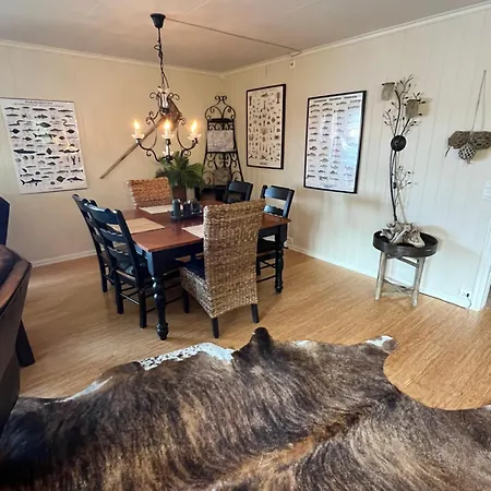 Hjelvikhytta - Flott Beliggenhet Ved Sjoen Holiday home Hjelvik