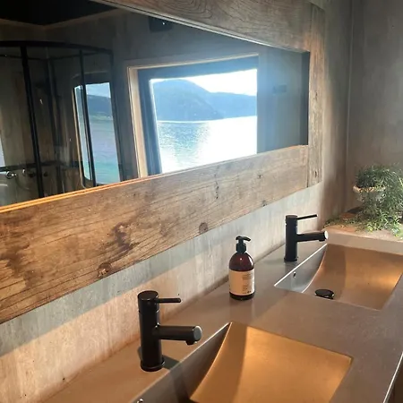 Hjelvikhytta - Flott Beliggenhet Ved Sjoen Holiday home Hjelvik