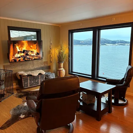 Hjelvikhytta - Flott Beliggenhet Ved Sjoen Holiday home Hjelvik