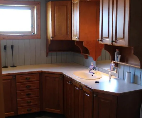 Feriehus Hjelvikhytta - Flott Beliggenhet Ved Sjøen *