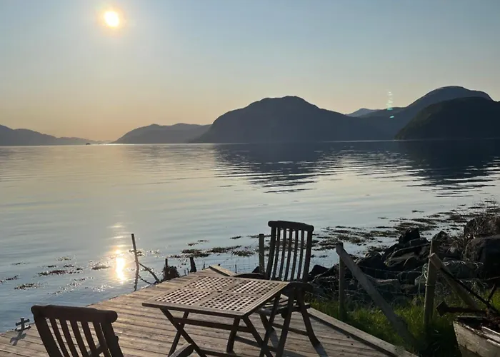 Hjelvikhytta - Flott Beliggenhet Ved Sjoen